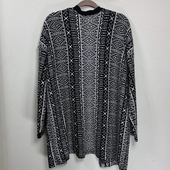 (H1)Old Navy, black and white,Aztec style
Cardigan sweater,LG
Heavyweight cotton - Picture 7 of 11